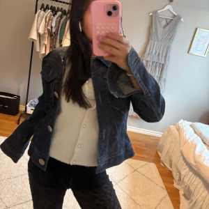 Mörkblå jeansjacka  - Fin mörkblå jeansjacka från märket mexx. I storlek 38 men passar xs. I nyskick. 