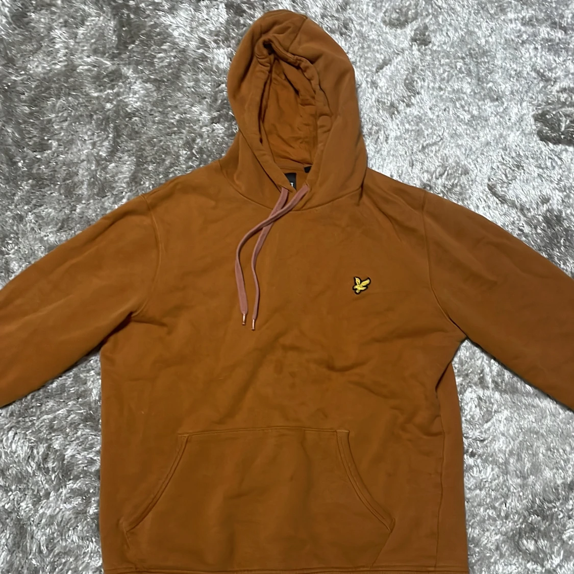 Brun hoodie från Lyle & Scott😌