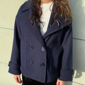 Mörkblå kappa - Snygg mörkblå kort kappa men som tyvärr inte kommer till användning. Nypris ca 750kr