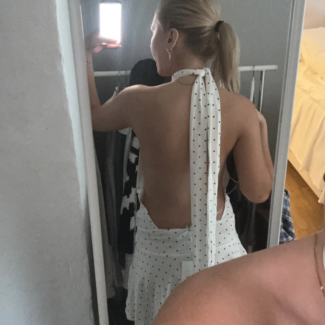 Vit prickig halterneckklänning - 2