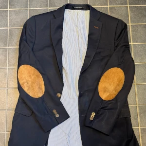 Oscar Jacobson kavaj - Säljer den här jätte snygga kavajen från Oscar Jacobson den är i storlek M, nypris cirka 5000kr, tröjan är skön och jätte snygg, priset är inte fast utan går att diskutera! !Obs kavajen har en blå fläk på insidan men som inte syns utifrån!