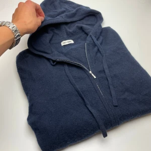 Soft goat hoddie  - Hej! Säljer nu denna för feta soft goat hoddien. Superfint skick, knappt använd! Den passar S-M. Hör av dig vid frågor!