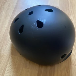 Svart K2 hjälm - Säljer en svart hjälm med flera ventiler och mjuk innerdel för extra komfort. Märkt med GS och CE-certifiering. Perfekt för dig som vill ha säkerhet och stil när du cyklar eller åker skateboard. Finns I Hässleholm. Size:L