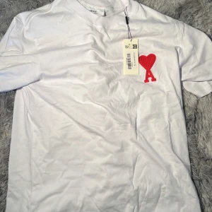 Ami Alexandre Mattiussi t shirt - Tjena säljer min ami tröja då den var för liten för mig riktigt snygg tröja bra nu för sommaren bara höra av er ifall ni undrar något tex om längden på tröjan