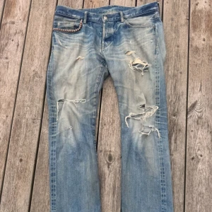 Jeans från Hysteric Glamour - Distressed och studded jeans från Hysteric Glamour i storlek L, skriv om ni har mer frågor/vill ha mer bilder