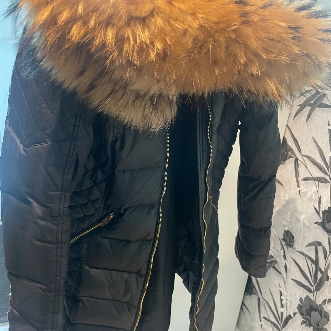 Svart dunjacka med fuskpäls från Rockandblue - 1