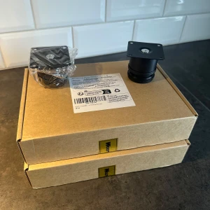 Svarta justerbara möbelben - Säljer två paket med totalt 24st svarta runda justerbara möbelben. Benen är tillverkade i metall och har fyrkantiga fästen upptill. Kan justeras 5-6cm i höjd. Perfekta för att höja upp en soffa, säng eller annan möbel. Kommer i originalförpackning. Nypris 500kr
