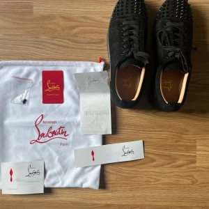 Svarta loubs med nitar - Riktigt feta svarta loubs med nitar. Använd fåtal gånger för att de är lite för stora.