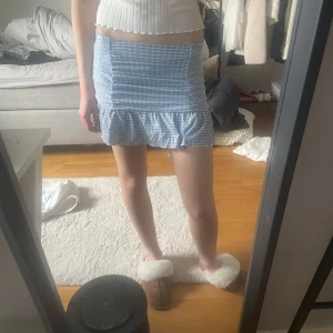 Minikjol - Jättesöt kjol från Gina Tricot som är slutsåld! Änvänd fåtal gånger💕