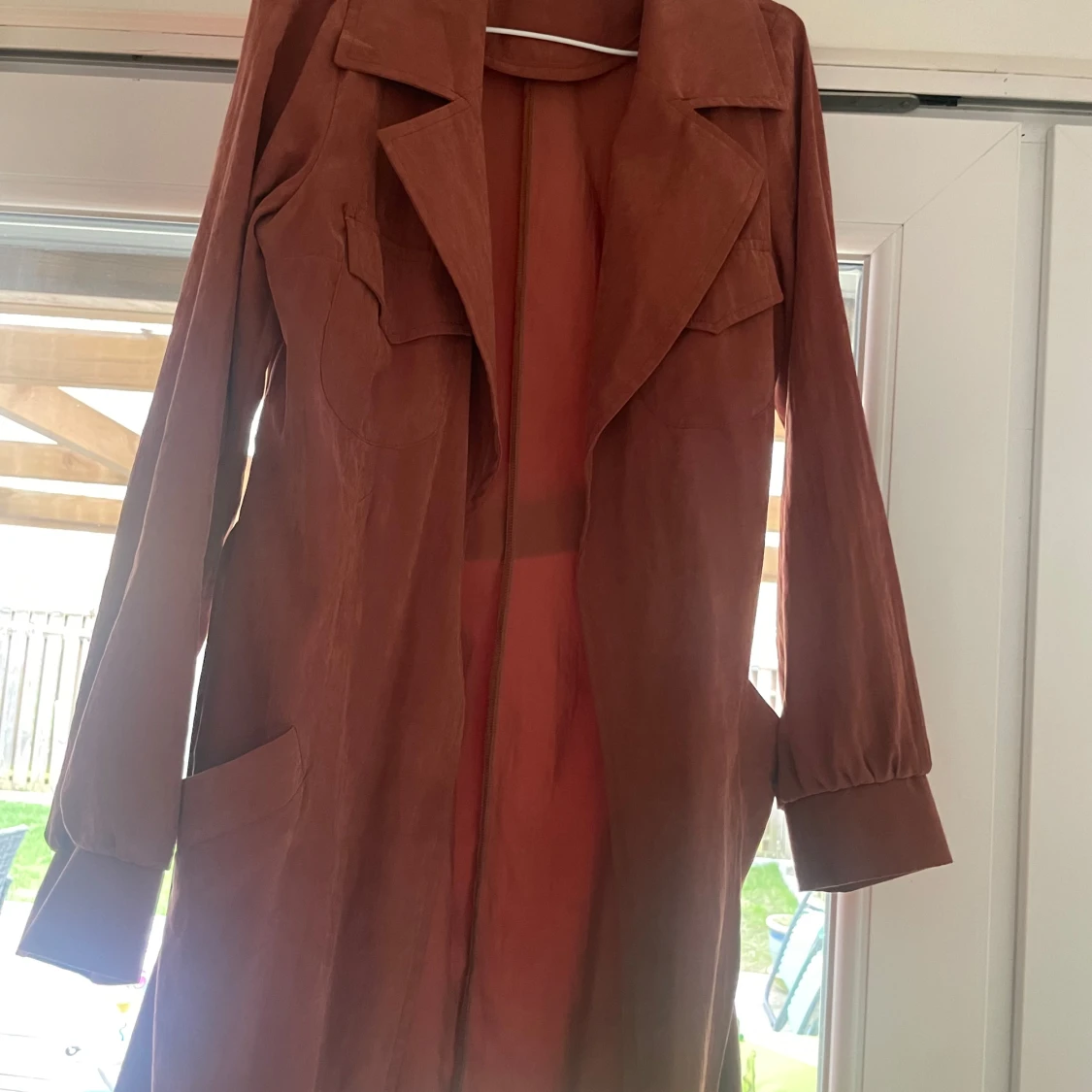 Rostfärgad trenchcoat från IMAJ - 1