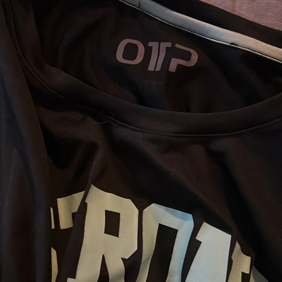 Svart t-shirt med STRONG-tryck från OTP - 2