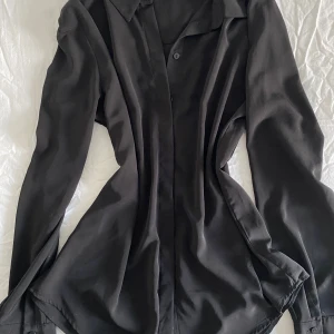 Svart blus/skjorta - Skjorta/blus i svart sidenliknande material💗