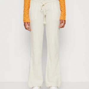 Beiga linnebyxor  från Roxy - Säljer mina linnebyxor från Roxy. Jättebra skick och passar perfekt nu till våren och sommaren!💞 