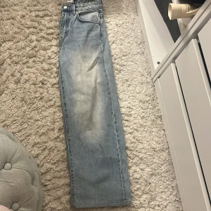 Ljusblå raka jeans - Säljer ett par ljusblå jeans med raka ben och klassisk femficksdesign. Jeansen är från lager157 i storlek S dock har dom en uppsyd i benen vilket gör att dom pass mig som är 155cm lång. Hör av er för mer information!🩷