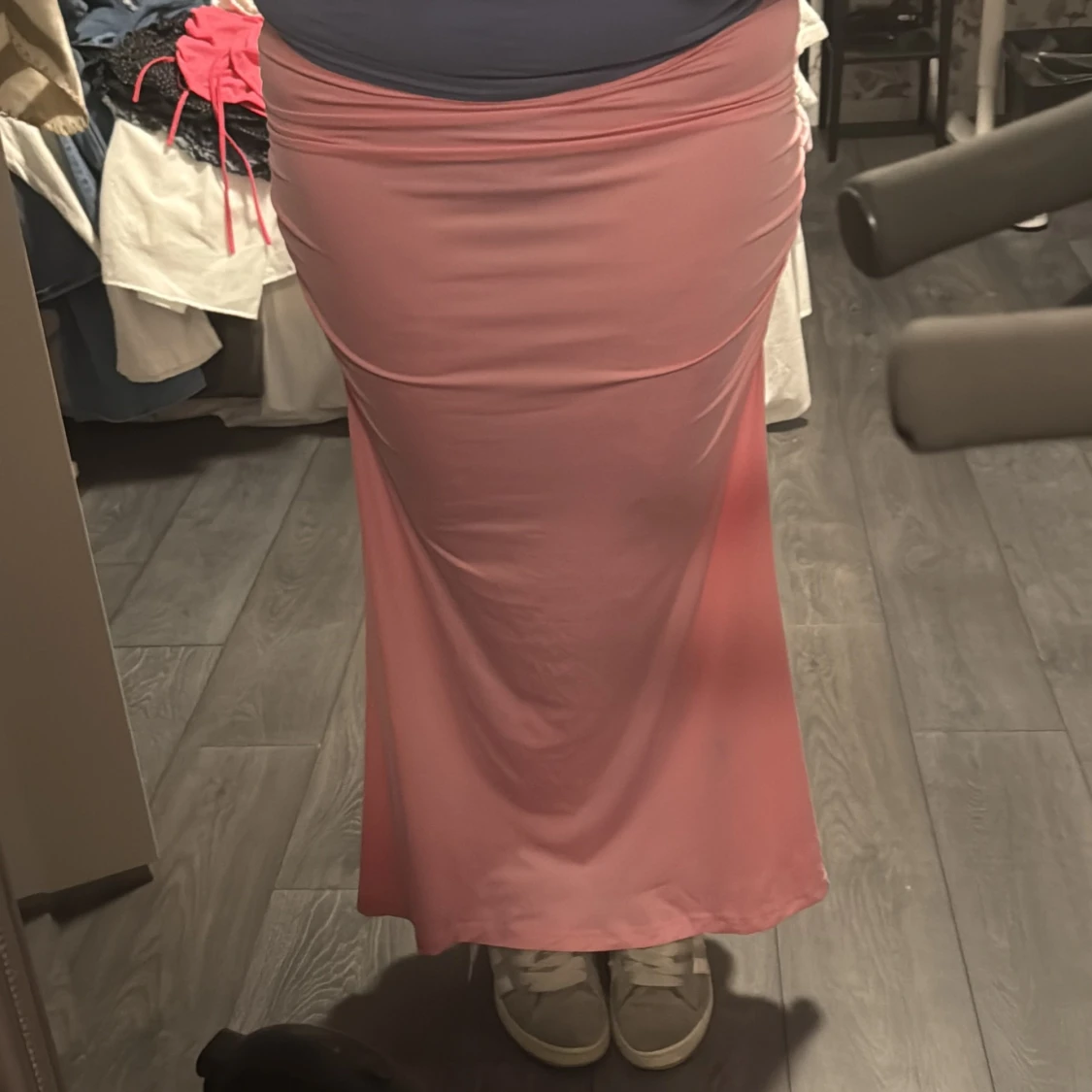 Rosa långkjol med rynkade detaljer - 2