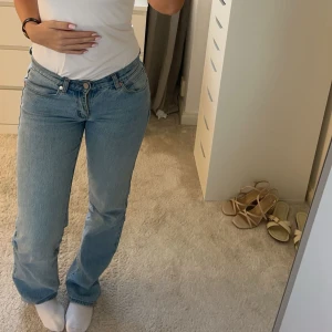 Ljusblå jeansbyxor med straight fit - Säljer mina superfina Abrand jeans i modellen 99 low straight som blivit för små. Dom är lågmidjade och har ganska tajt passform i midjan. I princip helt oanvända i skicket och har inga ”skador”. Nypris 999 kr