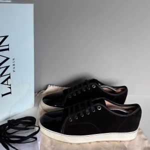 Lanvins  - Säljer ett par snygga lanvins i storlek UK10(EU44), cond 9,5/10 litet märke på ena toecap och flagnad på innersulor annars oanvänt skick! Kommer med all OG inklusive KVITTO!