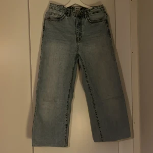 Ljusblå jeans från lager 157  - Snygga ljusblå jeans från lager 157 med en avslappnad passform. De har en klassisk femficksdesign och raka ben. Perfekta för en casual look. Uppsydda av skräddare, innerbenslängd 65,5 cm.