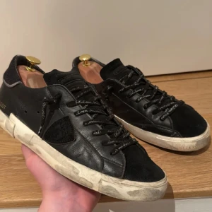 Philippe modell - Säljer nu ett par riktigt fina Philippe model. Skorna är i fint skick och självklart äkta! Hör av er för mer frågor eller bilder! 