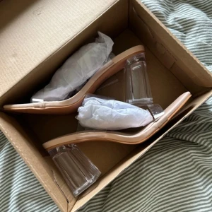 Beige klackskor med transparent klack från Boohoo - Aldrig använda