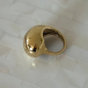 Guldfärgad chunky ring - Stilren och modern guldfärgad ring med en slät och glänsande yta. Den har en rundad form som ger ett elegant intryck och passar perfekt för att lyfta vilken outfit som helst🤍