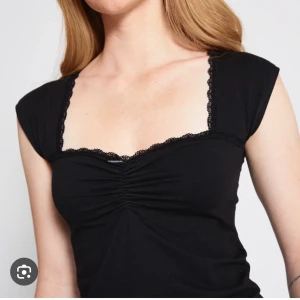 Svart topp med spetsdetaljer - Snygg svart topp med spetsdetaljer i strl S 💕 fraktar endast och köparen står för frakten 