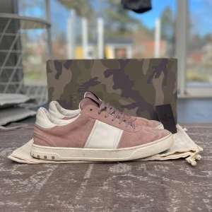 Rosa valentino flycrews - Säljer dessa valentino flycrews i okej skick, defekter förekommer se bilder. Flexibel med pris vid snabb affär. Og allt (påse, tags och box)! 