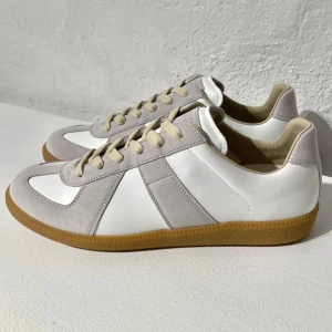 Maison margiela gats - Maison margiela gats som tyvärr inte föll mig i smaken—— skick är 9/10—-perfekt inför sommaren⛱️—— vid frågor är det bara att kontakta💥