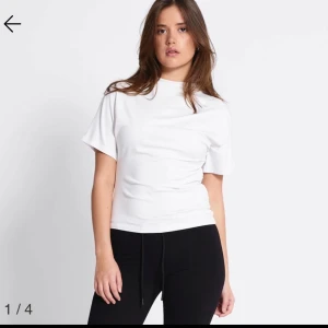 T shirt topp - Ny med prislapp 