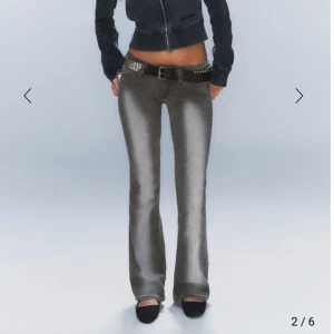 Lågmidjade weekday jeans  - Säljer dessa grå bootcut jeans med låg midja från Weekday! Använda fåtal gånger så i fint skick! Slutsålda!! 💞❤️‍🔥🌸storlek 27/30 och passar mig som är 164cm ungefär 