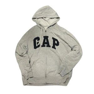 skitsnygg gap hoodie - jättesnygg men fick den av mitt ex så vill inte ha den😬😬ser nästan helt ny ut och är väldigt skön