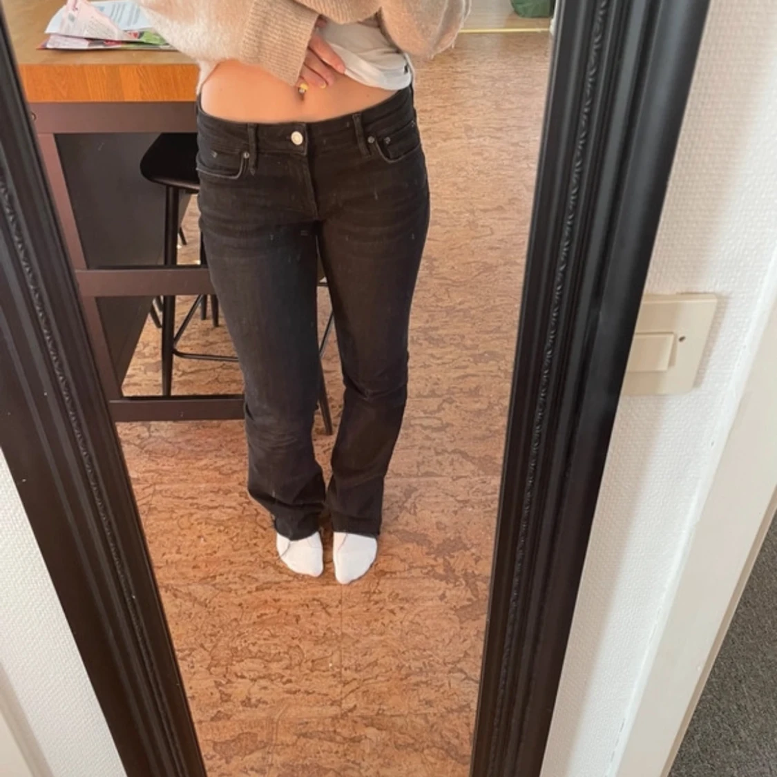 Svarta lågmidjade jeansbyxor - 1