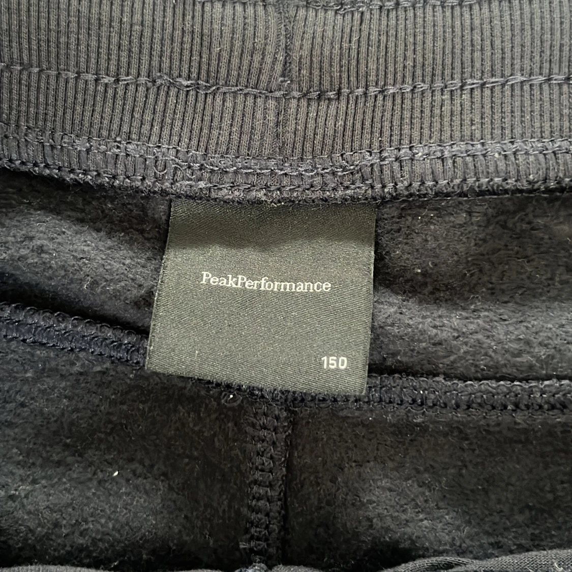 Mörkblåa mjukisbyxor från Peak Performance - 2