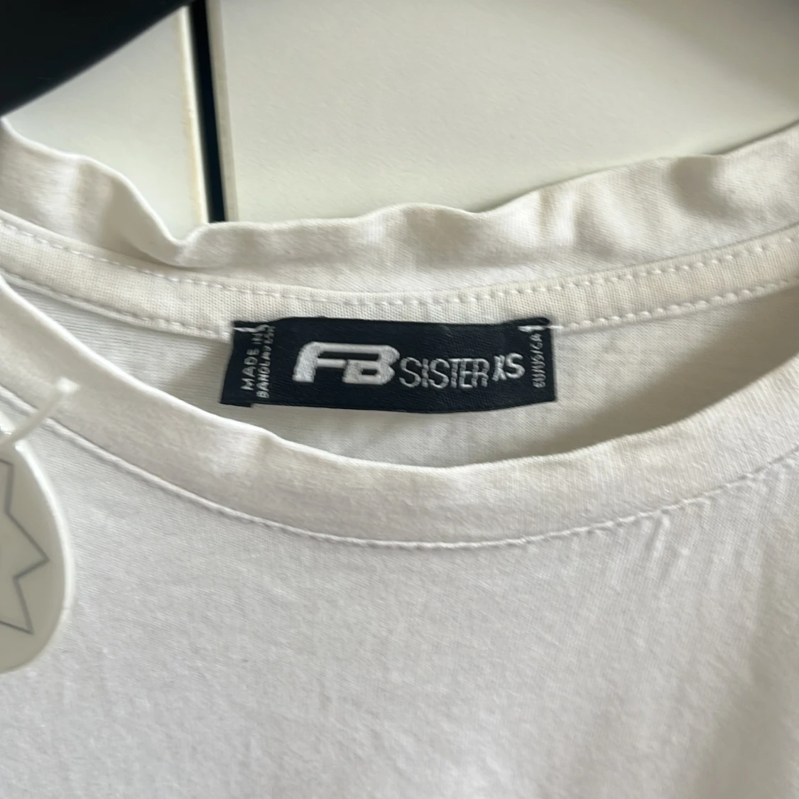 Vit t-shirt med Tokyo-tryck från FB Sister - 2