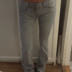 grå jeans  - jätt snygga grå jeans! bara använda 2-3 gånger❤️