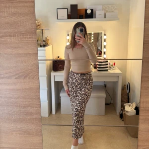 Leopardmönstrad kjol -  leopardmönstrad kjol med en tight passform. Kjolen är köpt från Gina och är i storlek S. 