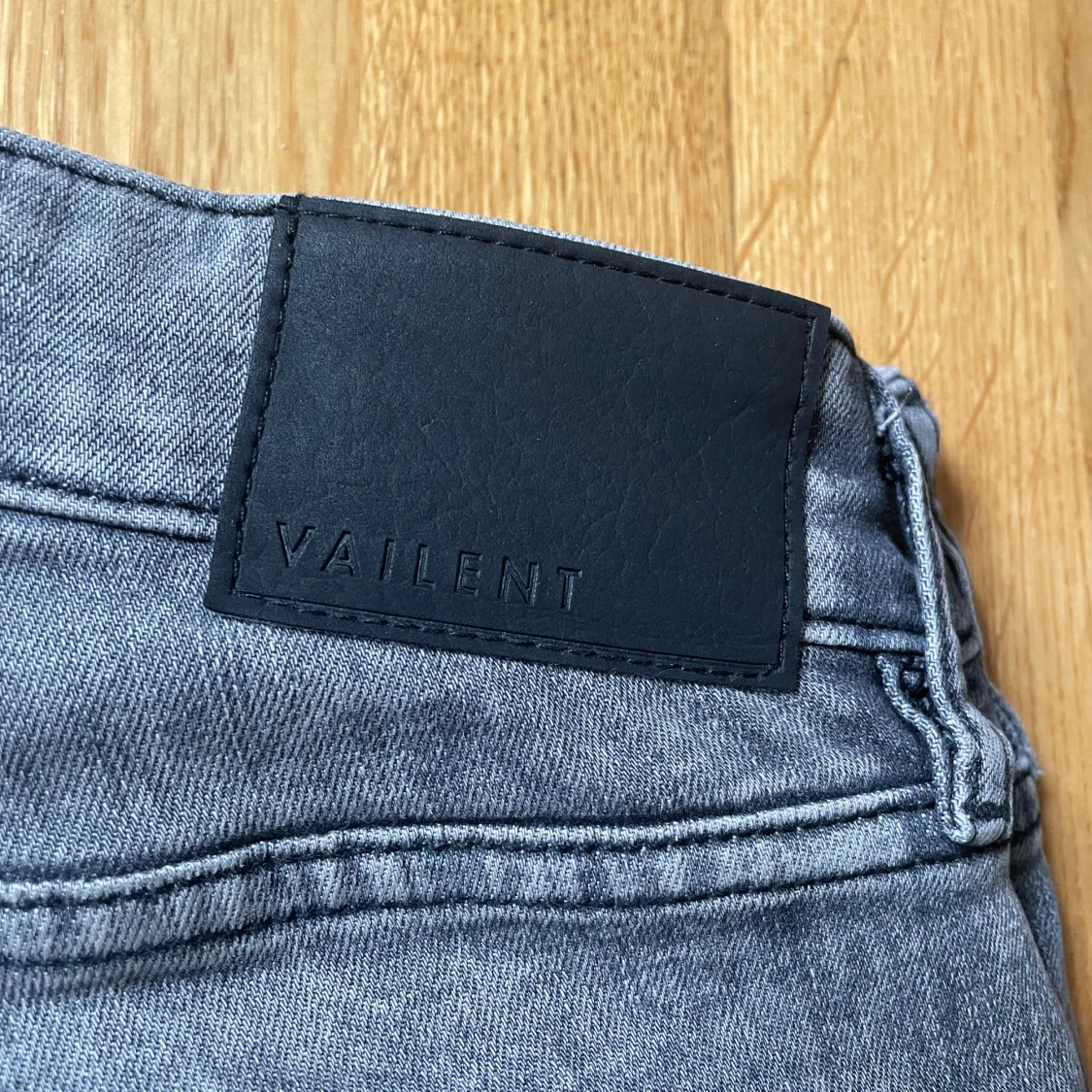 Grå slim jeans från Vaillent - 1