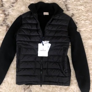Moncler jacka - Moncler cardigan perfekt nu till våren☀️Storlek S och sitter helt perfekt, oanvänd och det finns inga defekter på den, tagg och förpackning finns även kvar! Ställ gärna mer frågor