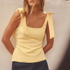 Topp med rosetter - Trendiga zara toppen. Endast testad. Prislapp kvar. 