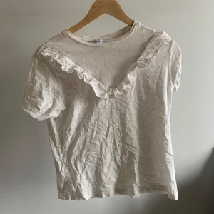 Mango T-shirt  - Säljer denna snygga T-shirt från mango med en volang då den inte kommer till användning längre. Finns inga större tecken på användning då den inte har använts särskilt mycket.