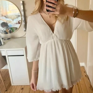 Studentklänning - Så fin och populär klänning från NA-KD med puffiga armar som är perfekt till student eller sommar. Klänningen har en liten skavank (bild 3), men inte som syns när man har den på sig! (Bilderna är lånade från tidigare säljare)🤍