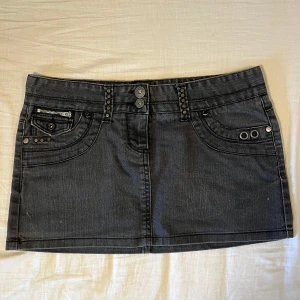 Jeanskjol  - Midjemått: 42cm, längd: 29cm. läs gärna min bio innan ni ställer frågor 💖