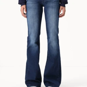 Low waist only jeans - Populära, snygga, Low waist jeans från only tall. Har gått sönder lite vid fickan på baksidan av jeansen, se sista bilen. Men går säkert att sy. Är i stolek 29x36, jag är 180 som referens. Är i stretchigt martial. Skriv gärna om du har mer frågor ❤️🥰