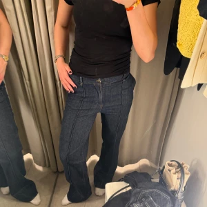 Zara jeans - Säljer nu ett par sååå najs jeans då jag köpt en annan storlek i samma. De är använda ca 3-4 ggr och finns inga defekter. Otroliga till vardags och till finare tillfällen! Raka i benen