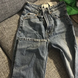 Klassiska blå jeans - 3 jeans storlek xs-s mom jeans, boot cut och skinny från zara gina och berschka, säljer alla tillsammans för 200