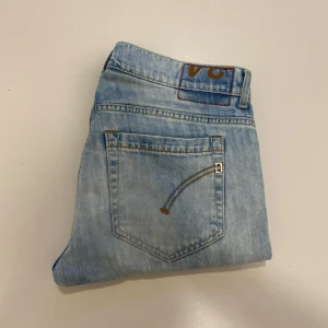 Ljusblåa Dondup George jeans  med slitningar 34 - Ljusblåa Dondup George jeans med slitningar (Storlek 34) Mycket bra skick ||  Pris kan diskuteras ||  Skriv vid minsta fråga eller fundering💯🤝