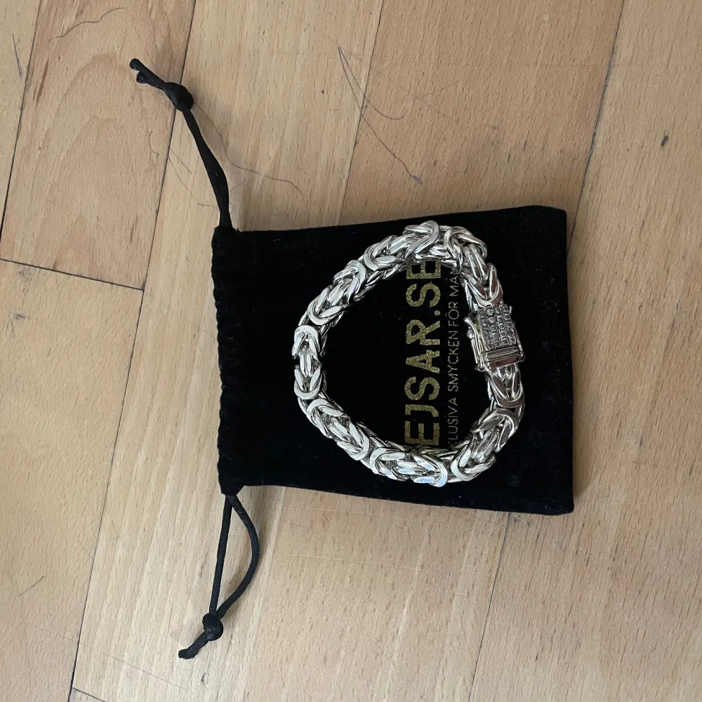 Snygg o fin Kedja från Kejsar. Vet inte Exakt om den är 8 Mm eller 10 Mm men den är stor. Ny pris: 3500 Äkta Silver.. Asusteet.