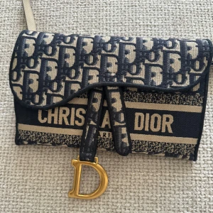 Dior Saddle Bag  - Säljer min fina väska från Dior som är i nyskick. Man kan bära väskan på olika sätt, crossbody och runt midjan. Allt medföljer vid köp. Prutat och klart! 