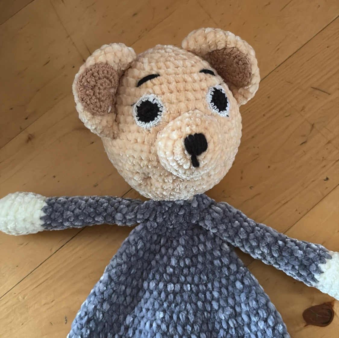 Stickad nallebjörn i grått och vitt - 2