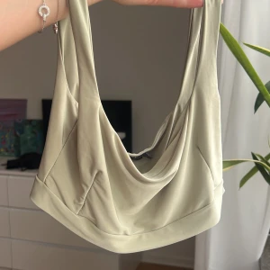 Croppad topp från PrettyLittleThing - Säljer en ljusgrön croppad topp från PrettyLittleThing🍈